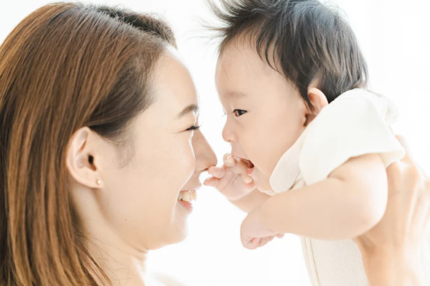Karakter bayi bulan April, Bayi aktif dan pemberani, Tips mengasuh bayi energik, Bayi suka perhatian, Perkembangan bayi April, Parenting bayi penuh energi, Tumbuh kembang bayi pemberani
